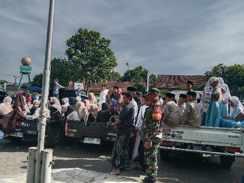 Babinsa Koramil Paseh Dampingi Pawai Ta’aruf Sambut 1 Muharam 1448 H di Ibun
