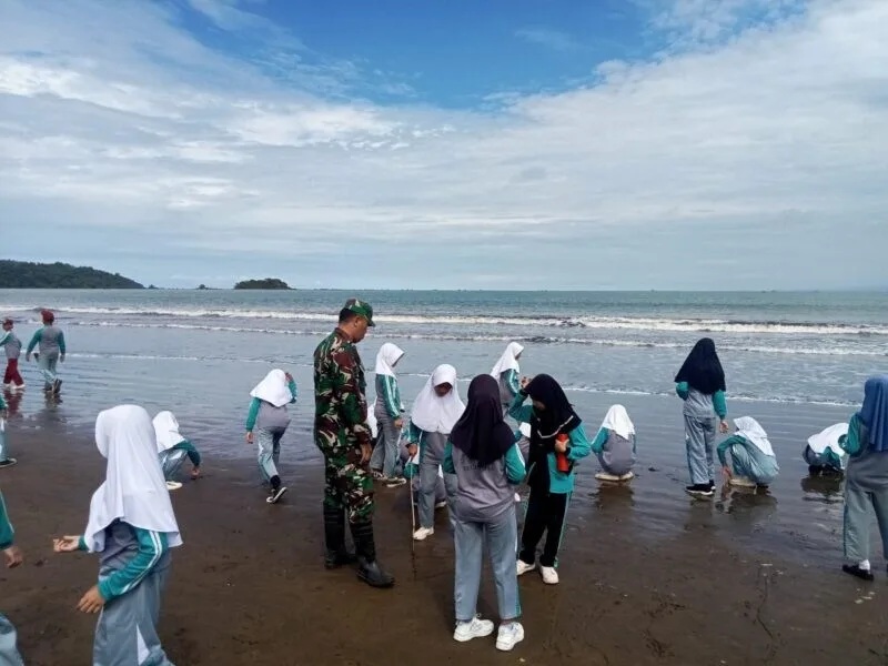 Babinsa Koramil 2215/Ciemas Laksanakan Monitoring Keamanan Wisata Pantai GIOPAKH Ciletuh Palampang