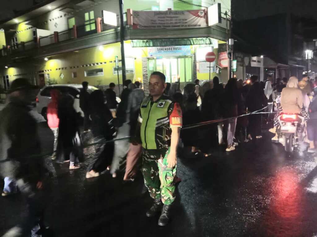 Babinsa Koramil 0607-07/Warudoyong Kawal Tradisi Pawai Obor Sambut 1 Muharam 1448