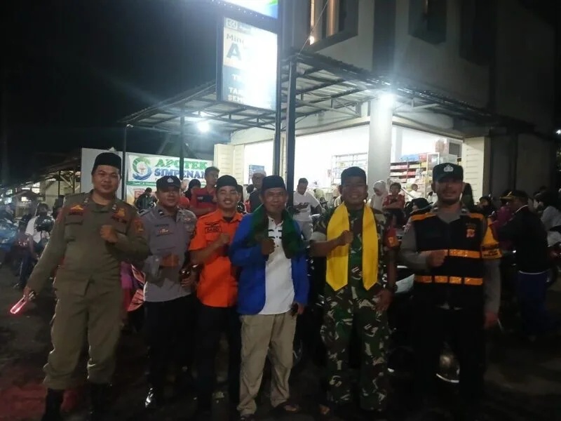 Babinsa Koramil 2202/Palabuhanratu Laksanakan Pengamanan Konvoi Obor Tahun Baru Islam 1 Muharam 1448 H Di Desa Cidadap