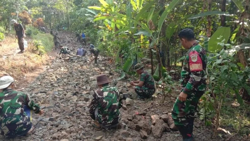 Karya Bakti Kodim 0622/Kabupaten Sukabumi Bersama Warga Percepat Pengerasan Jalan Cianggrek di Desa Mekarasih