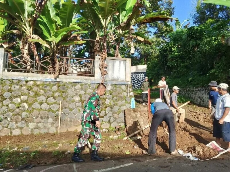 Babinsa Koramil 2205/Kalapanunggal Laksanakan Kerja Bakti Pemeliharaan Dan Pembersihan Jalan Bersama Warga