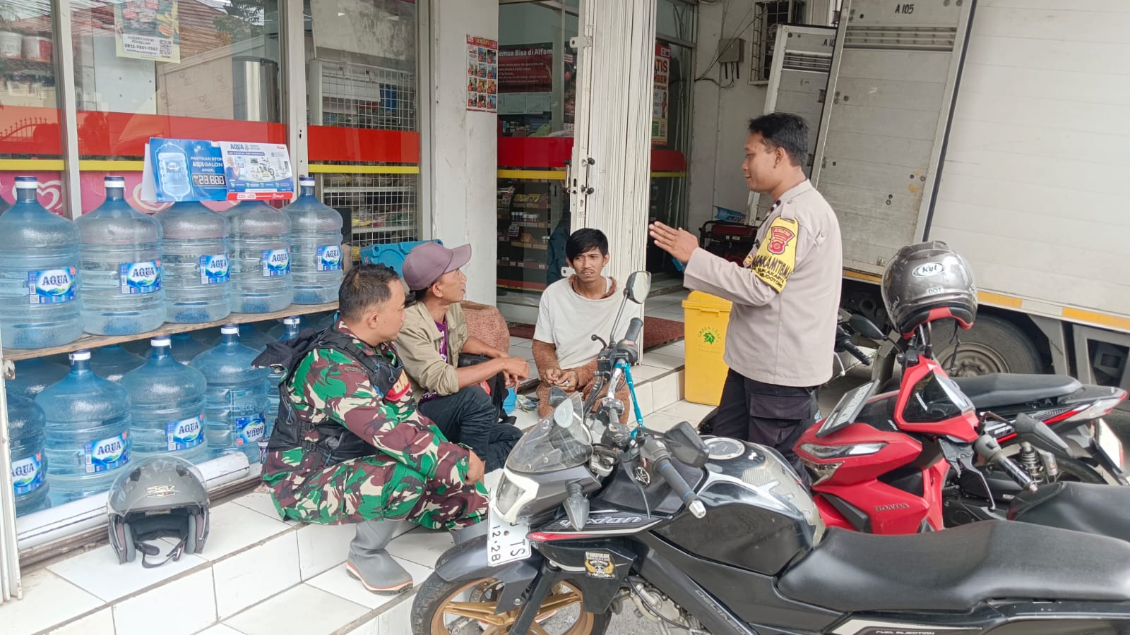 Babinsa Sukakarya dan Bhabinkamtibmas Laksanakan Komsos dengan Pekerja Jasa Hiburan di Warudoyong