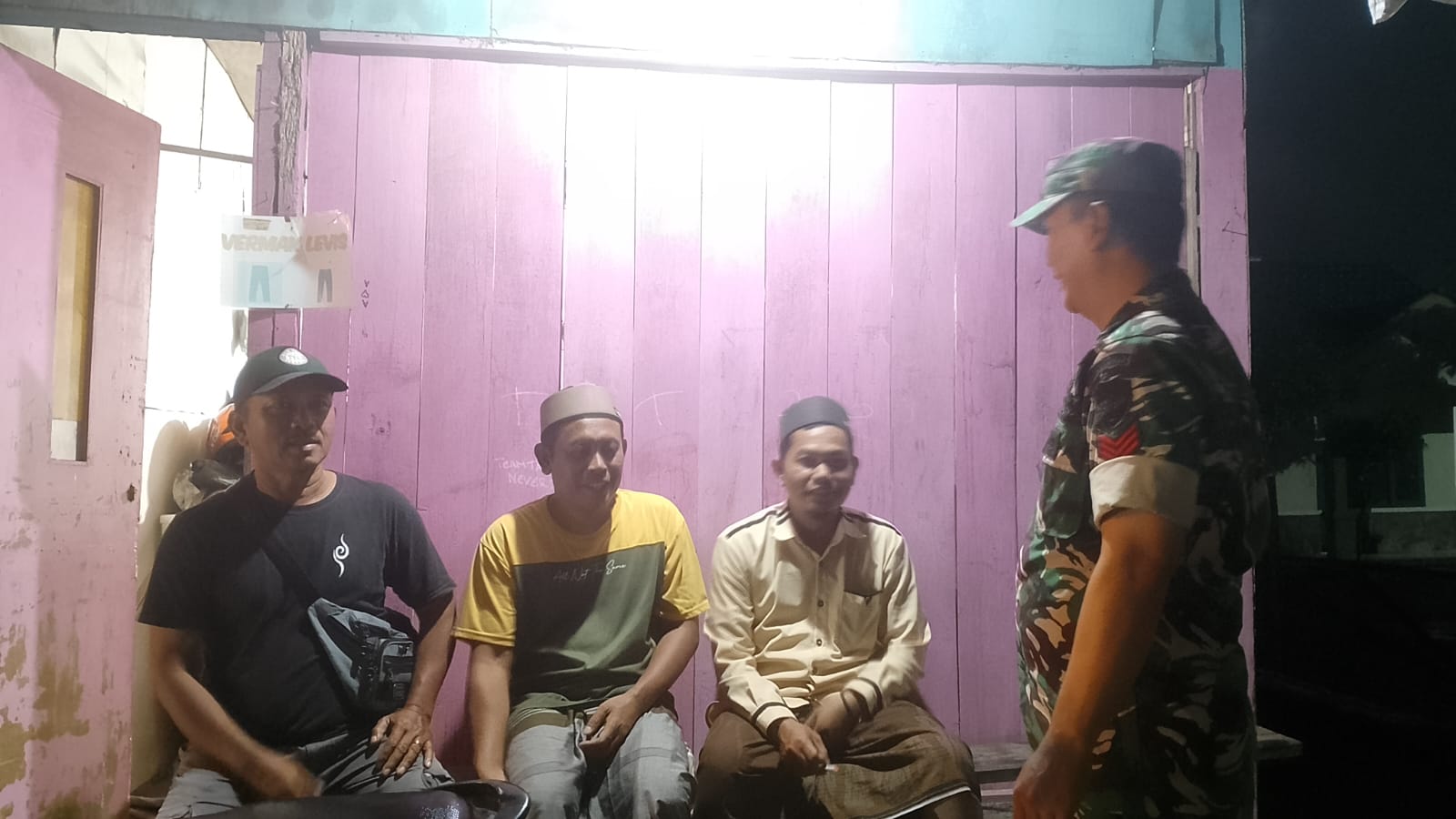 Anggota Koramil Gunung Puyuh Gelar Patroli dan Komsos Malam, Ajak Warga Tingkatkan Kepedulian Terhadap Keamanan Lingkungan