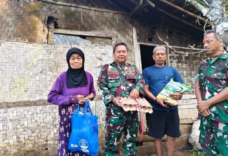 Danposramil Purabaya Ajak Komunitas OYAG Bantu Lansia yang Tinggal di Rumah Tak Layak Huni