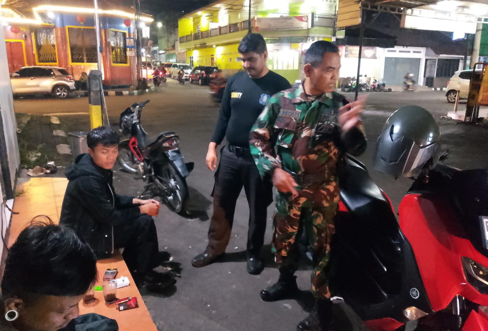 Babinsa Nyomplong Intensifkan Silaturahmi dan Patroli Malam, Ajak Warga Tingkatkan Kamtibmas