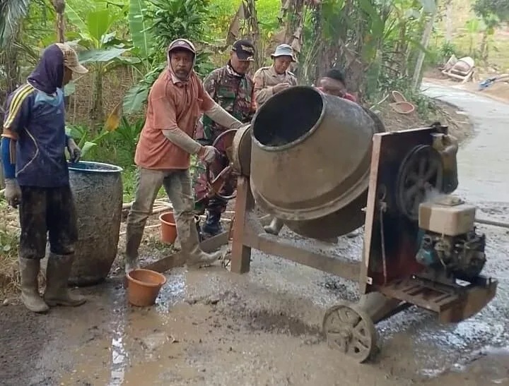 Babinsa Koramil 2207/Jampangtengah Gotong Royong Bersama Warga Laksanakan Pengecoran Jalan Desa