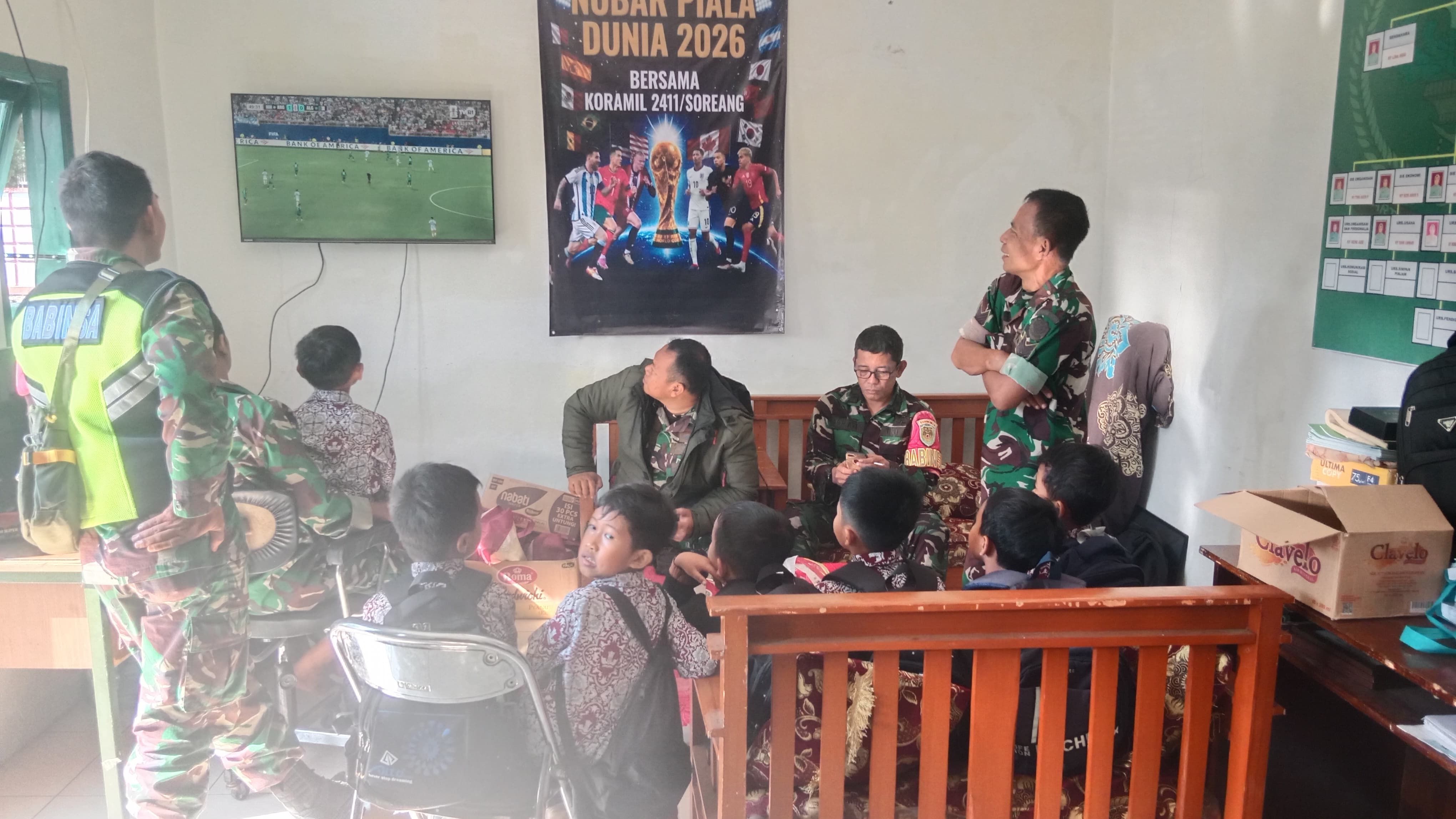 Nobar Bola Piala Dunia 2026 Bersama Anak-anak Pecinta Sepakbola di Makoramil 2411/Soreang