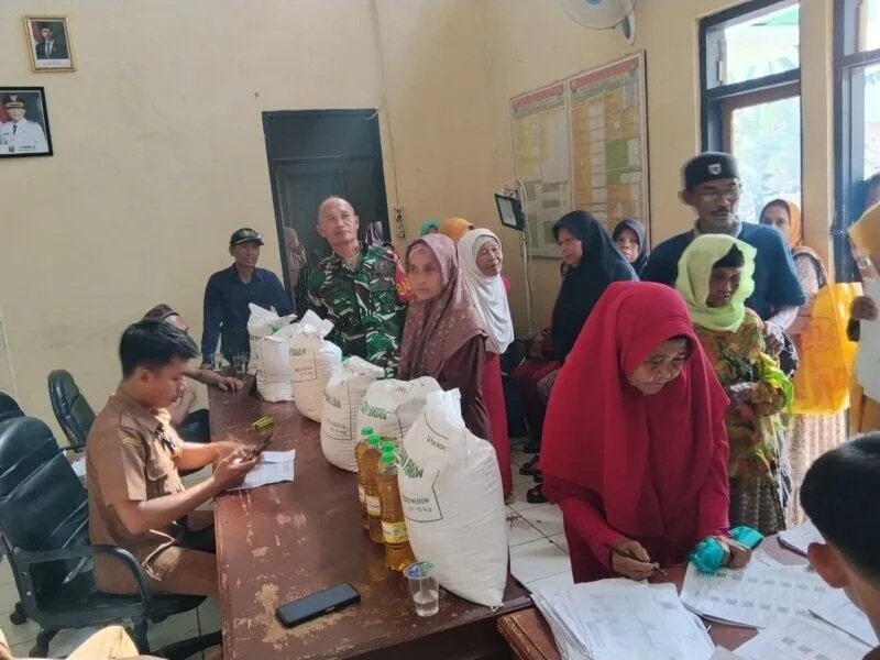 Babinsa Koramil 2208/Nyalindung Laksanakan Pendampingan Penyaluran Bantuan Beras Nasional Di Desa Bojongsari