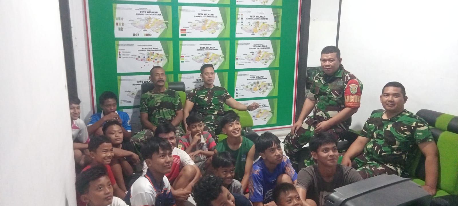Masyarakat dan Anak - anak Remaja Diajak Nobar Piala Dunia Bersama Babinsa di Makoramil 2401/Rancaekek