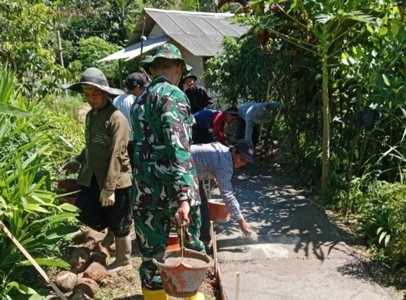 Babinsa Koramil 2209/Lengkong Bersama Warga Laksanakan Karya Bakti Plesterisasi Jalan Lingkungan