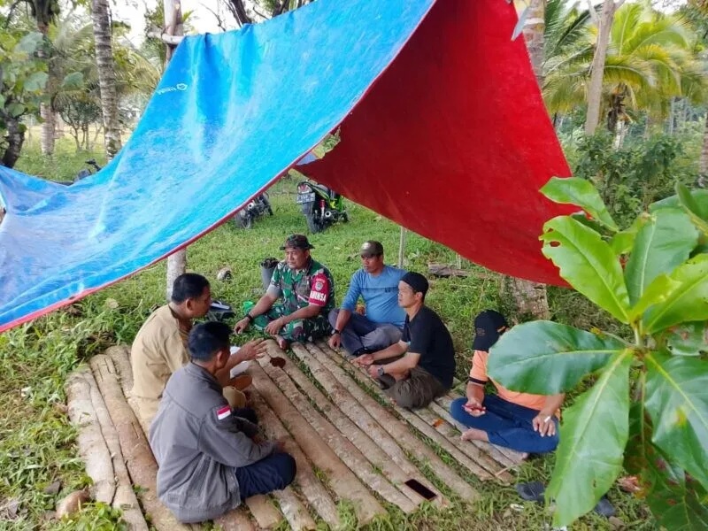 Babinsa Koramil 2213/Jampangkulon Laksanakan Komsos Bersama Warga Desa Binaan