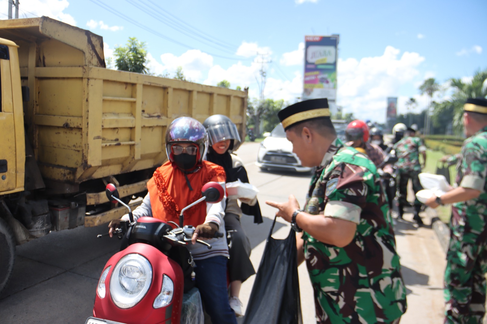 Tebar Kebaikan, Kodam XII/Tpr Kembali Gelar Aksi "Jumat Berkah"