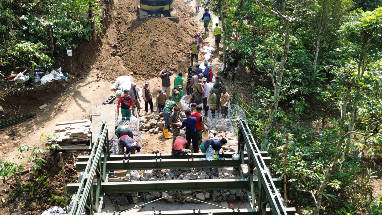 Nyaris Rampung, Jembatan Bailey TNI Segera Pulihkan Akses Warga Banjaran