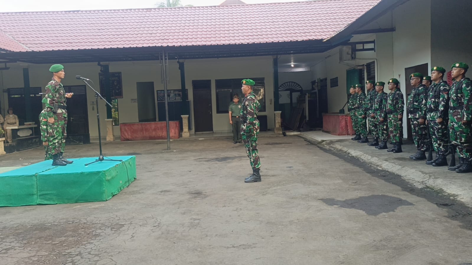 Dandim Tabanan Ajak Prajurit dan ASN Tingkatkan Profesionalisme Melalui Upacara Bendera