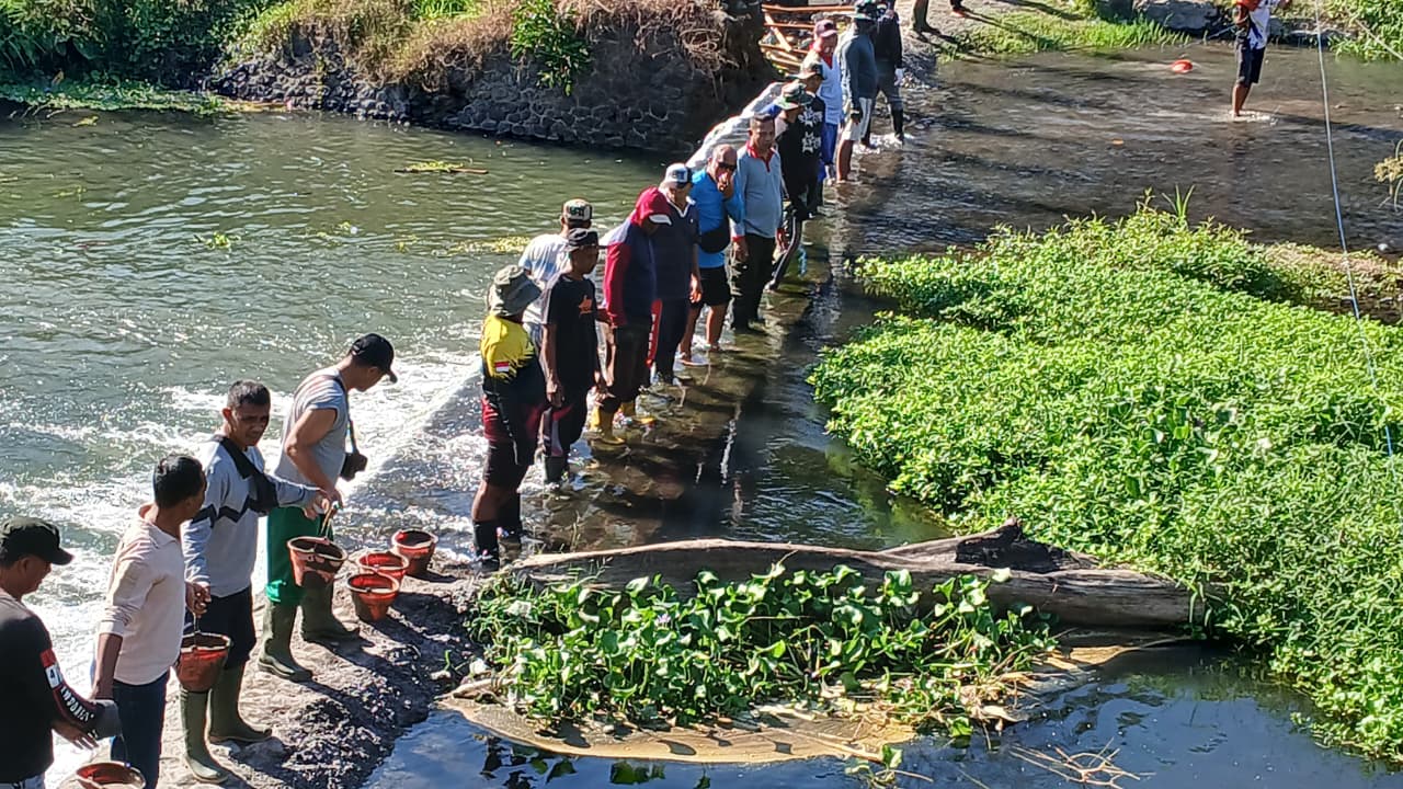 Sinergi TNI dan Warga Gotong Royong Dalam Upaya Mendukung Pembangunan Jembatan Perintis Garuda, Di Desa Lokapaksa