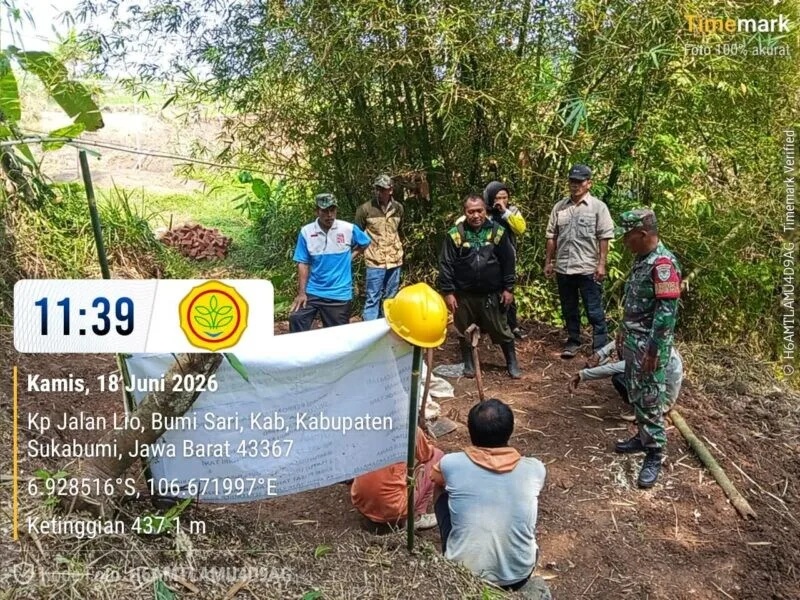 Babinsa Koramil 2204/Cikidang Laksanakan Pendampingan Pembangunan Irpom Di Desa Bumisari