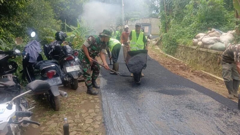 Babinsa Koramil 2206/Parakansalak Bersama Warga Laksanakan Karya Bakti Perbaikan Jalan Di Desa Sukakersa
