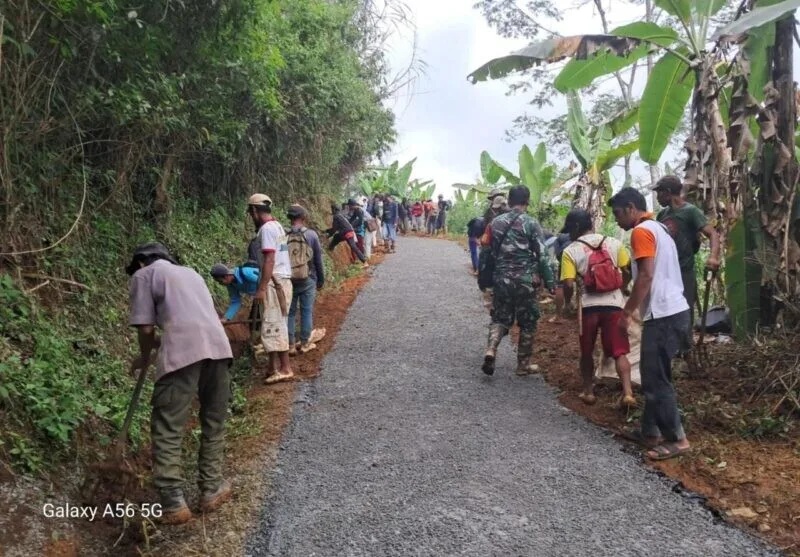 Babinsa Koramil 2207/Jampangtengah Laksanakan Karya Bakti Pembersihan Lingkungan Bersama Warga