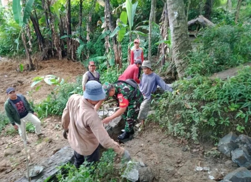 Babinsa Koramil 2209/Lengkong Bersama Warga Laksanakan Karya Bakti Pembangunan TPT Di Desa Lengkong