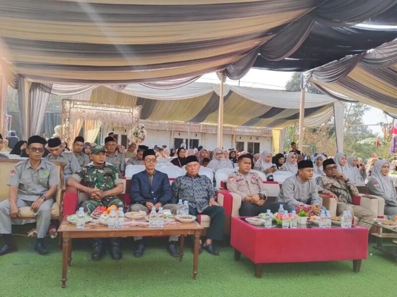 Babinsa Koramil 2205/Kalapanunggal Hadiri Acara Kenaikan Kelas Dan Pelepasan Siswa MTS Dan MA Darul Akham