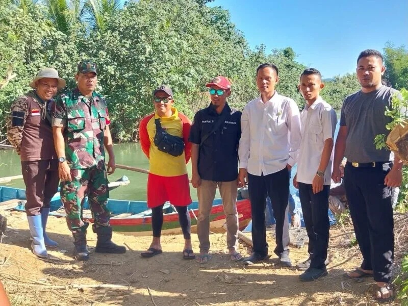 Babinsa Koramil 2215/Ciemas Bersama Kepala Desa Laksanakan Monitoring Wilayah Perairan Desa Mandrajaya