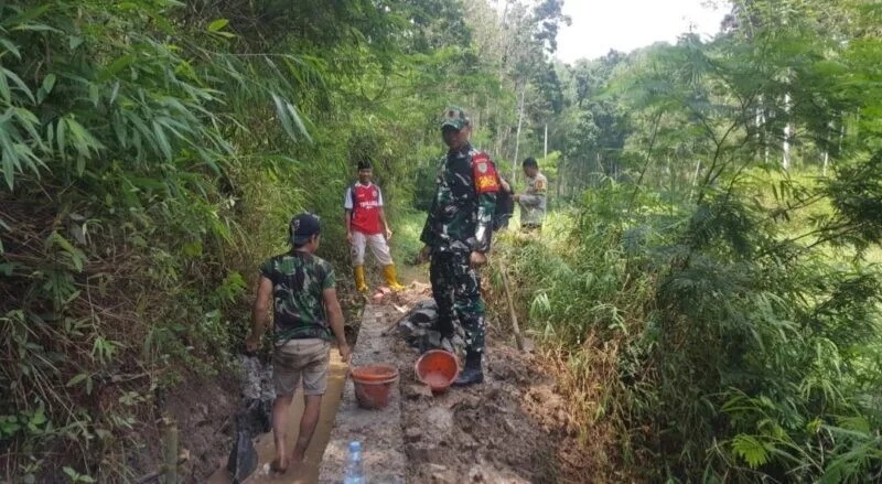 Babinsa Koramil 2209/Lengkong Bersama Warga Laksanakan Karya Bakti Perbaikan Saluran Irigasi