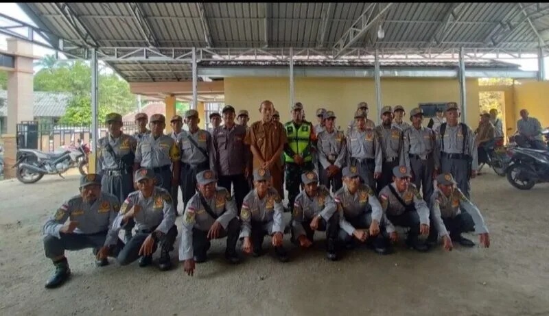 Babinsa Dan Bhabinkamtibmas Berikan Pembinaan Kepada Anggota Linmas Di Desa Lengkong