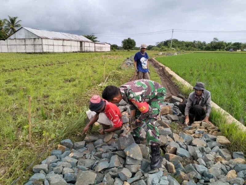 Babinsa Koramil 2215/Ciemas Gotong Royong Bersama Warga Bangun Jalan Pertanian Di Desa Ciwaru