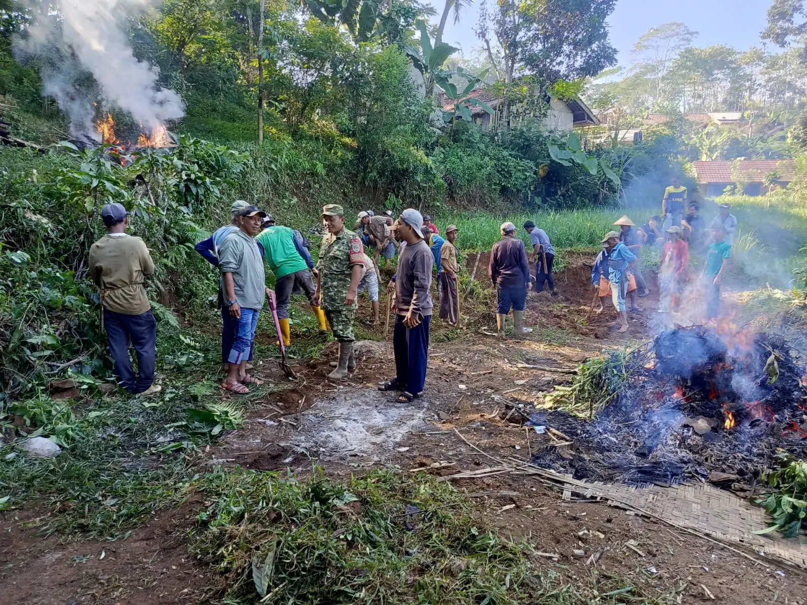 Tak Tunggu Program Rutilahu: Warga dan Forkopimcam Purabaya Swadaya Bangun Rumah Mak Mimin