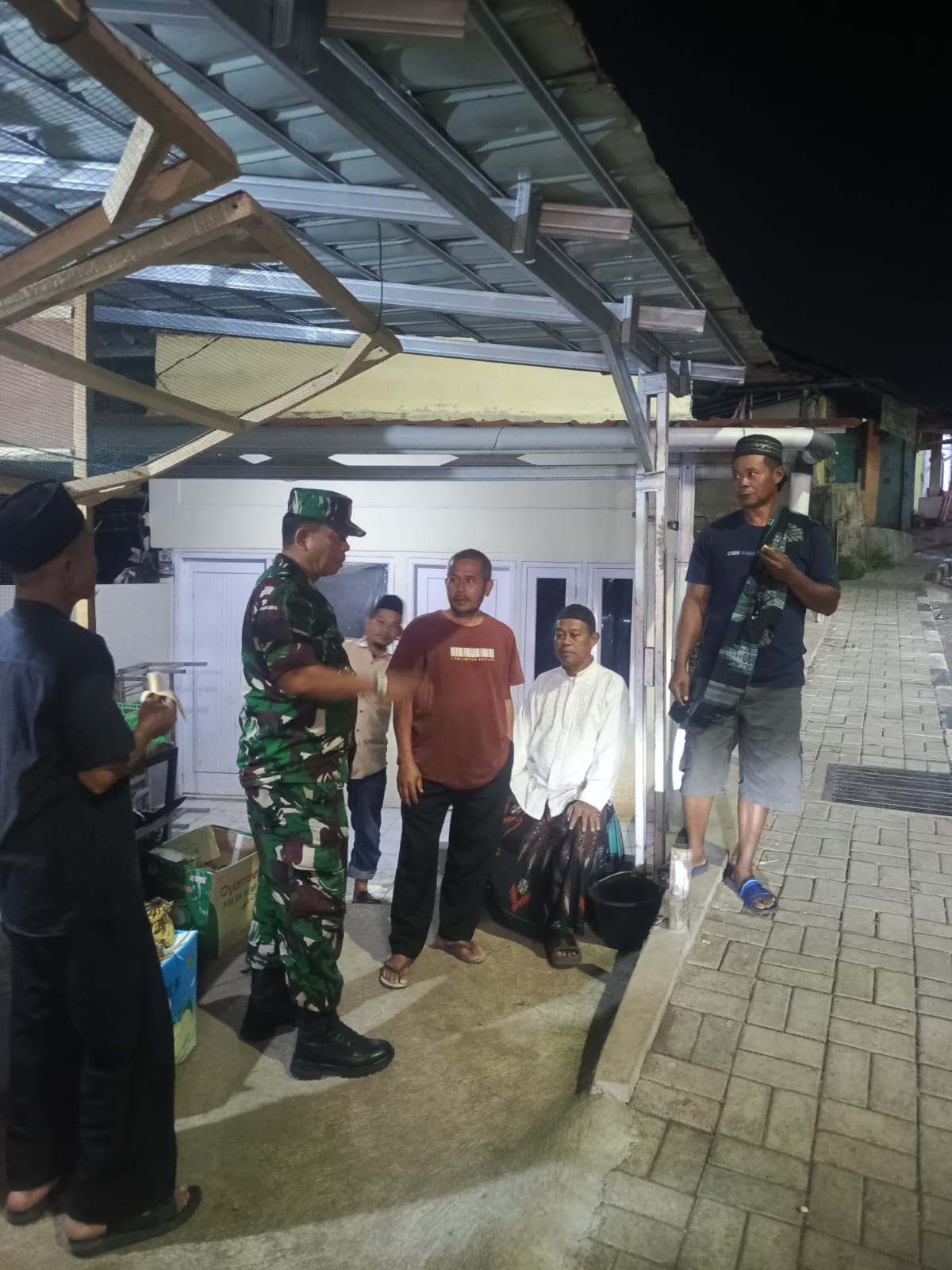 Anggota Koramil 0607-06/Gunung Puyuh Gelar Komsos Malam Bersama Warga Karamat