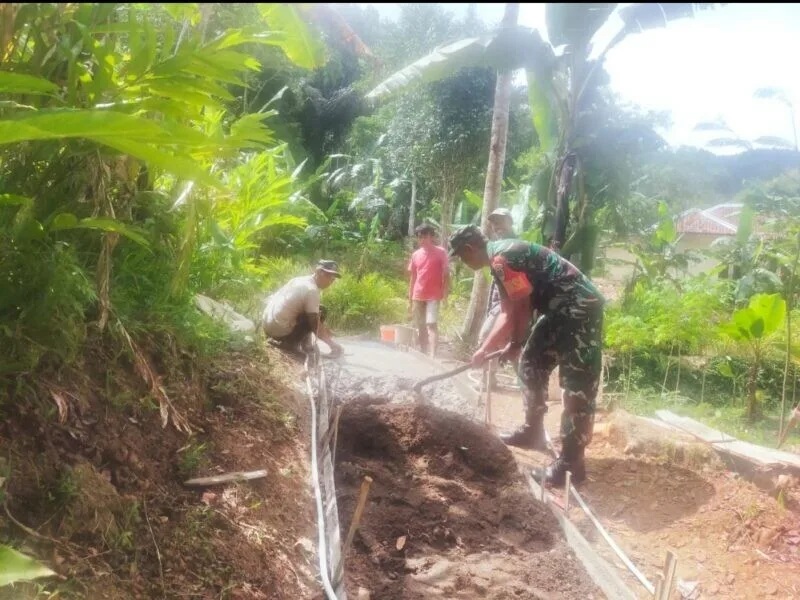 Babinsa Koramil 2211/Sagaranten Bersama Warga Laksanakan Karya Bakti Perbaikan Jalan Di Desa Puncak Manggis