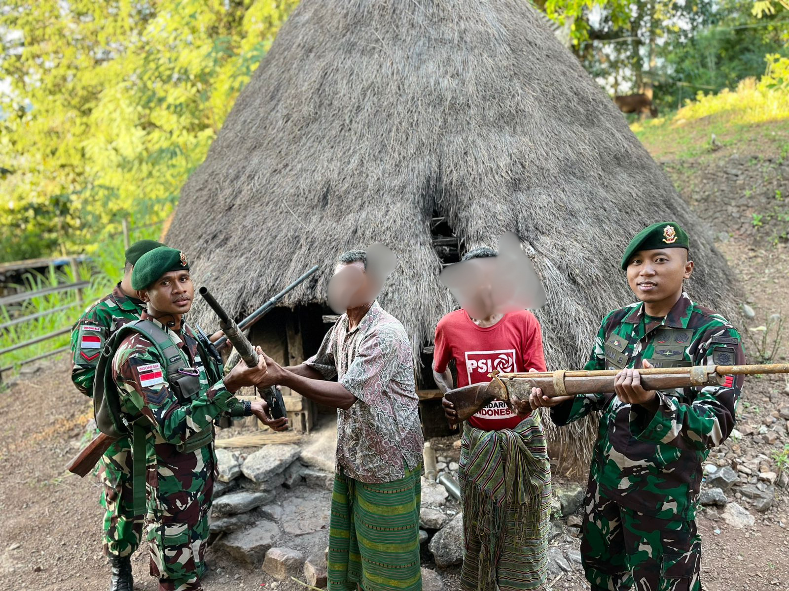 Kepercayaan Masyarakat Berbuah Positif, Satgas Pamtas Yonarhanud 2 Kostrad Terima Penyerahan 3 Pucuk Senjata Api