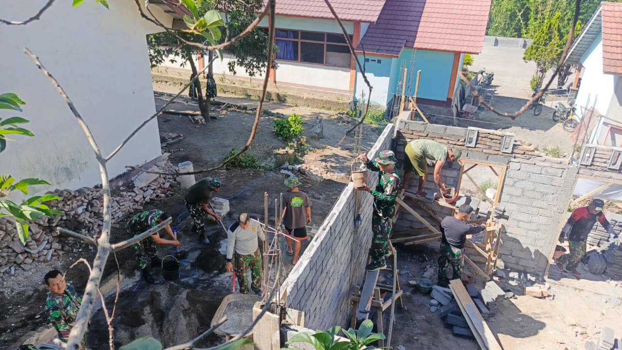 Koramil 1615-11/Aikmel dan Warga Gotong Royong Bangun Musholla SDN 2 Beriri Jarak