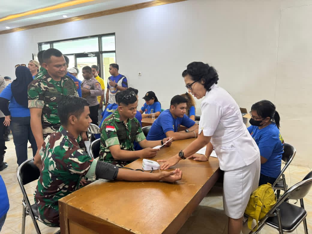 TNI-Polri Bersatu dalam Aksi Donor Darah Hari Bhayangkara ke-80 di Sumba Timur