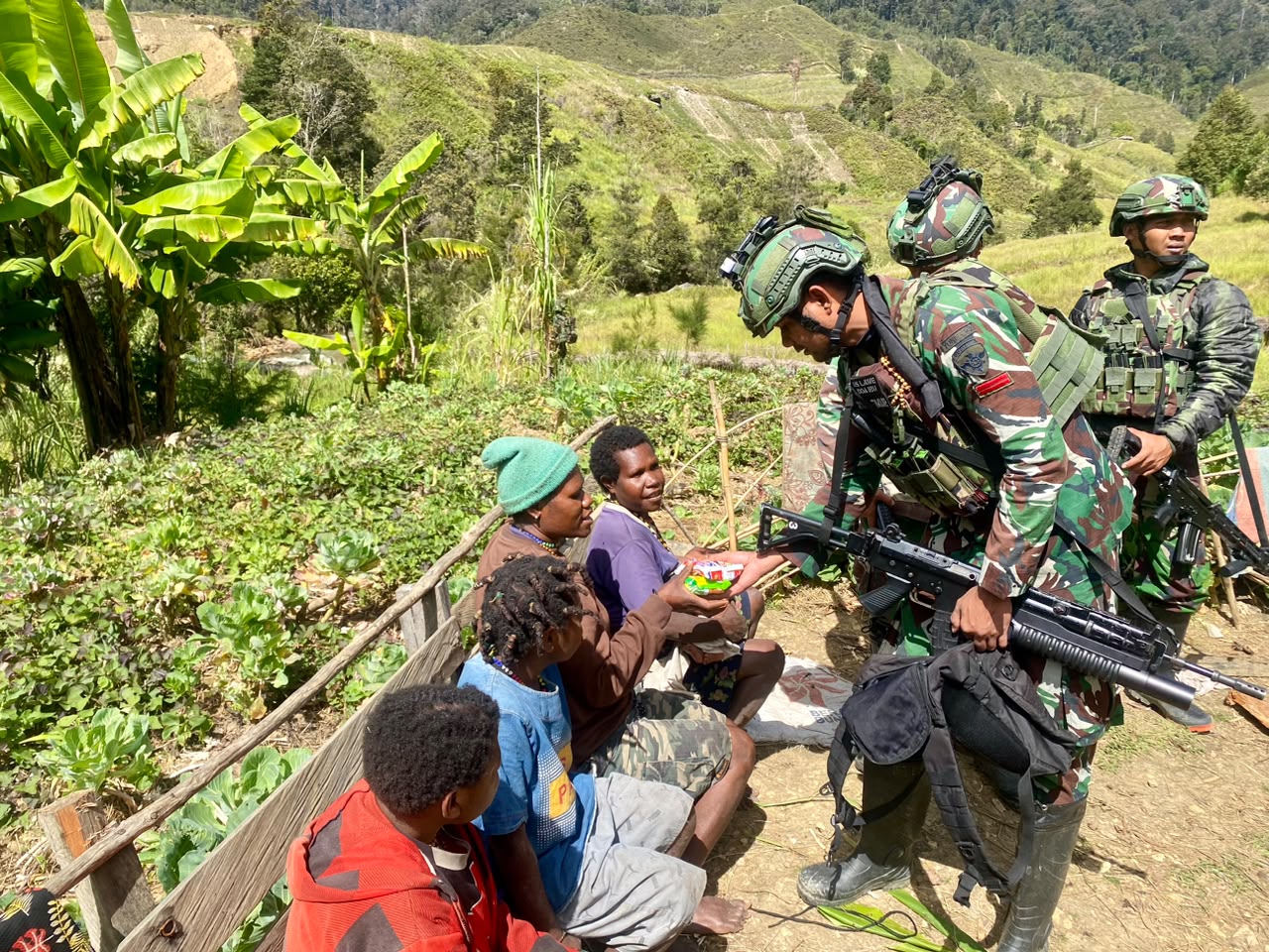 Merangkul Kasih  Satgas Yonif 742/SWY Gelar Patroli Keamanan, Bagi Sembako, dan Pengobatan Gratis di Kampung Mbu