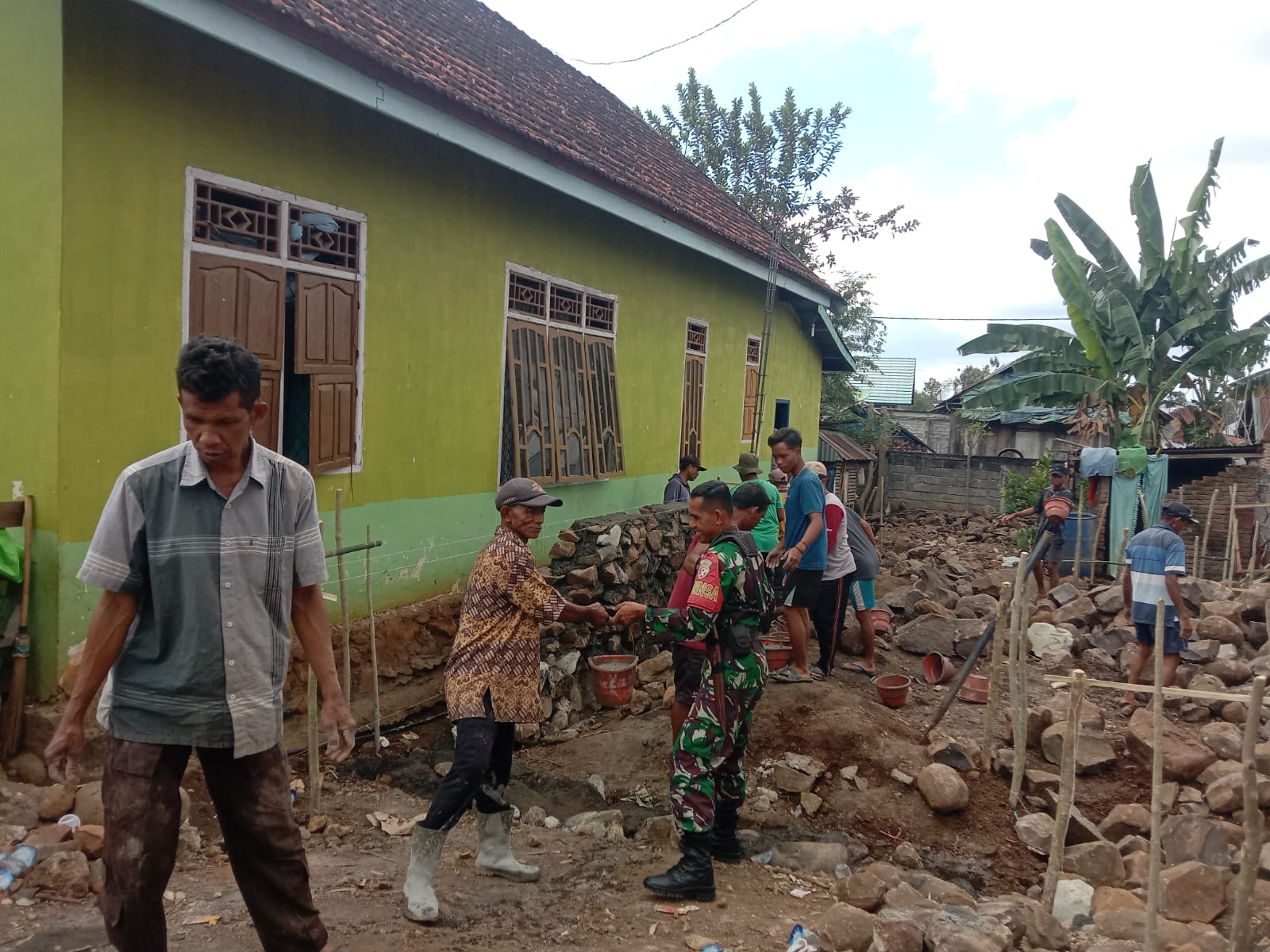 Kebersamaan TNI dan Rakyat Semakin Kuat Melalui Gotong Royong Pembangunan Rumah Warga