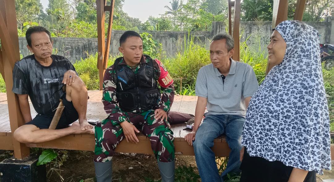 Babinsa Sukakarya Ajak Warga Tingkatkan Kepedulian terhadap Kebersihan Lingkungan