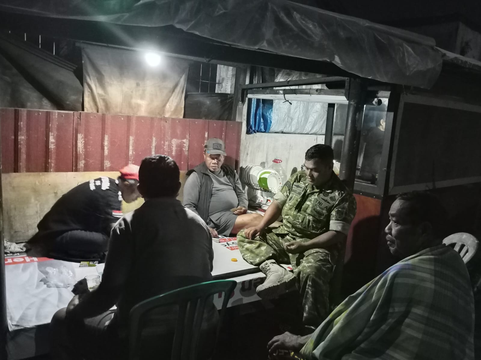 Babinsa Karamat Gelar Komsos Malam Bersama Warga, Pererat Silaturahmi dan Jaga Kondusivitas Wilayah