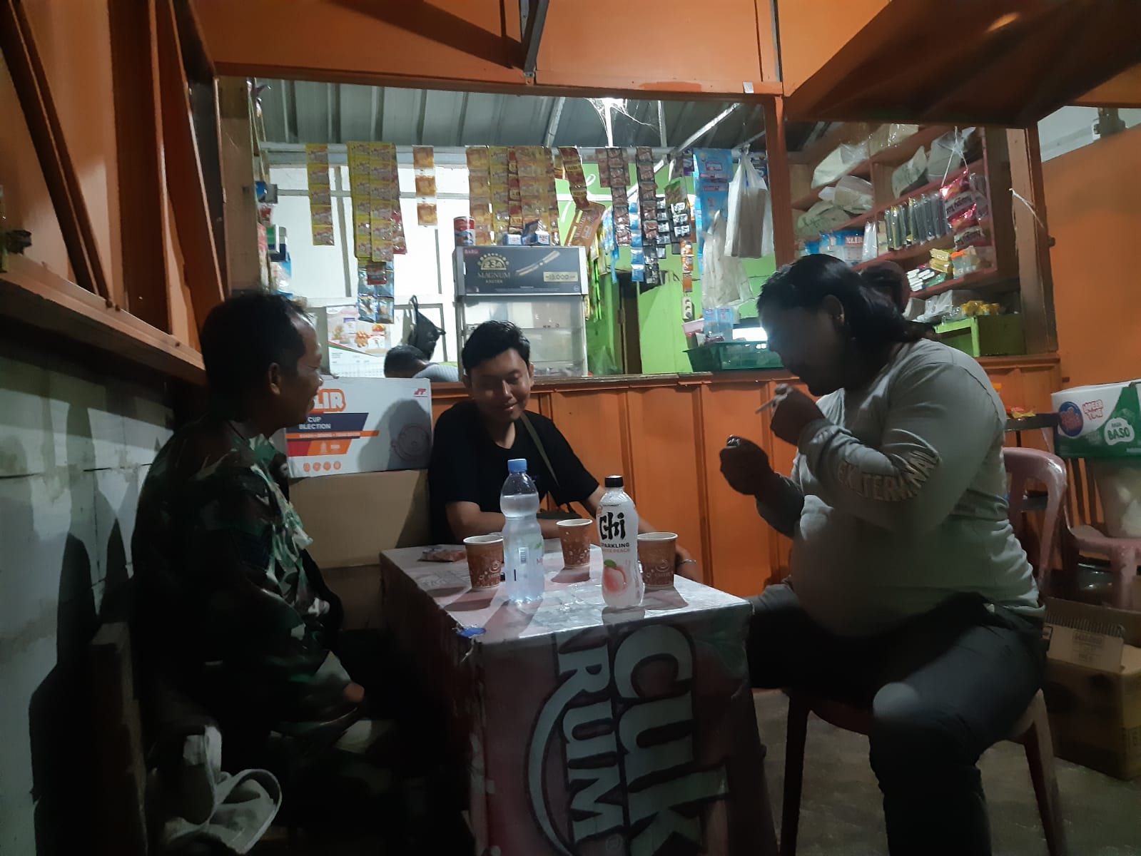 Babinsa Benteng Patroli Malam dan Silaturahmi, Ingatkan Warga Waspada Bahaya Kebakaran Saat Musim Kemarau