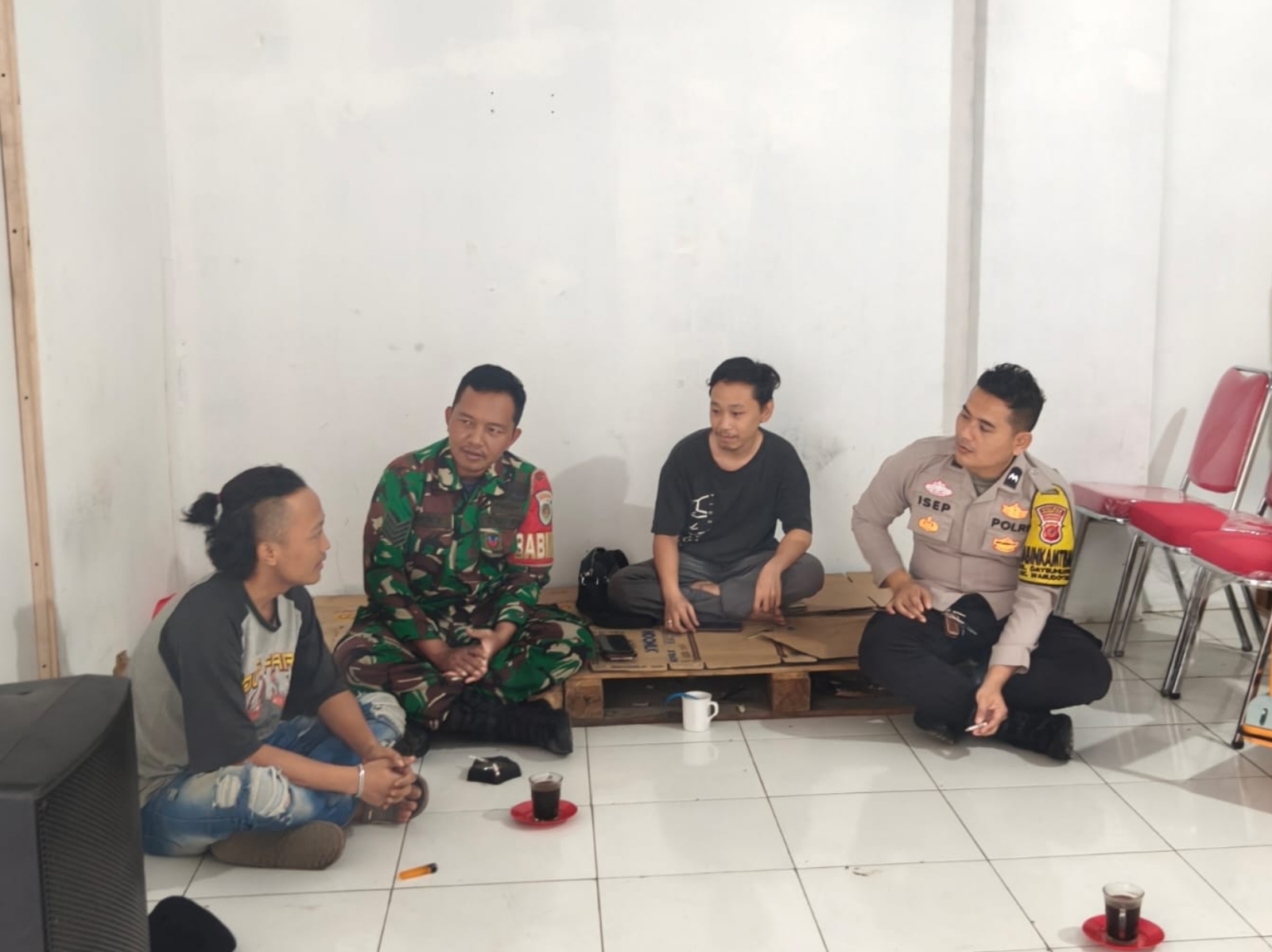 Babinsa Dayeuhluhur,Koramil 0607-07/Warudoyong Pererat Silaturahmi Melalui Komsos, Ajak Warga Jaga Kondusivitas Wilayah