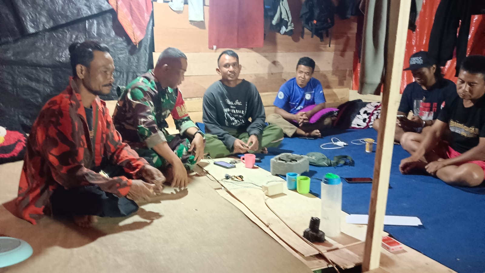 Babinsa Sukakarya Laksanakan Komsos Malam dan Monitoring Wilayah, Pererat Silaturahmi dengan Pekerja Proyek