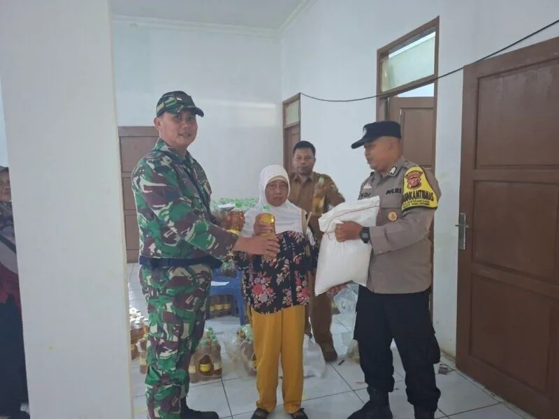 Babinsa Koramil 2208/Nyalindung Dampingi Penyaluran Bantuan Beras Dan Minyak Nasional Di Desa Kertaangsana