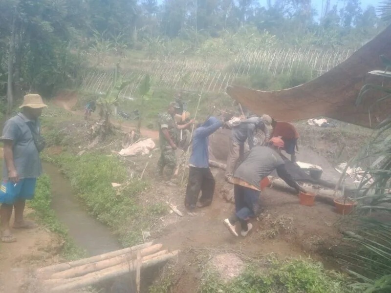 Babinsa Koramil 2207/Jampangtengah Bersama Warga Laksanakan Karya Bakti Perbaikan Selokan Air Di Desa Margaluyu
