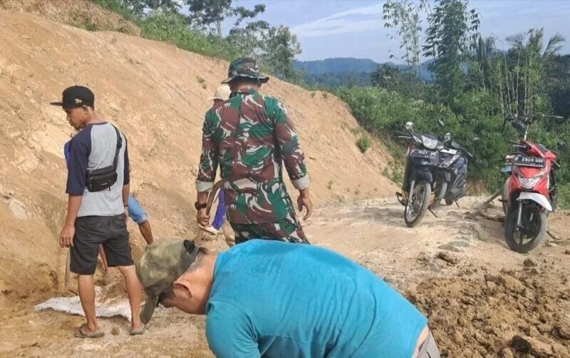 Babinsa Koramil 2207/Jampangtengah Laksanakan Karya Bakti Pengerasan Jalan Bersama Warga