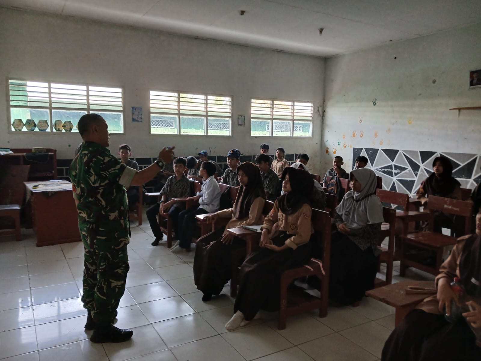 Babinsa Koramil 0607-11/Cibadak Berikan Wawasan Kebangsaan kepada Siswa SMP Pembangunan Sukasirna