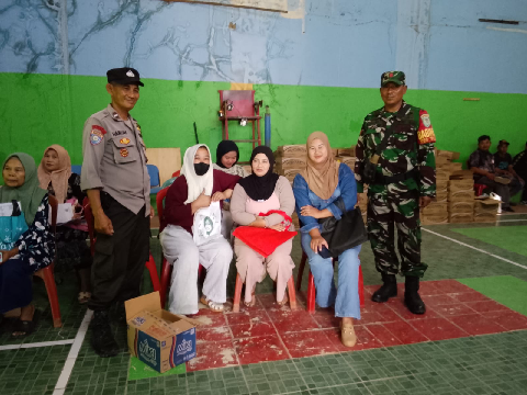 Babinsa Desa Drawati Pantau Penyaluran Bantuan Cadangan Pangan