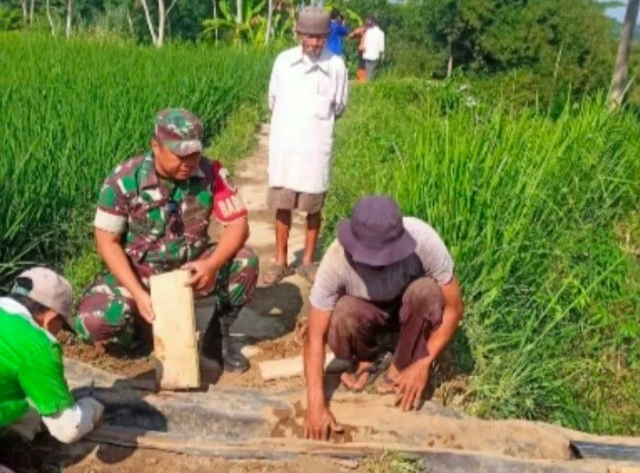 Babinsa Koramil 2206/Parakansalak Laksanakan Karya Bakti Perbaikan Saluran Irigasi Di Desa Lebaksari