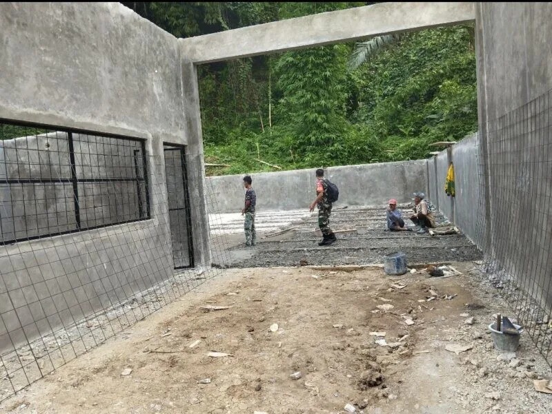 Babinsa Koramil 2211/Sagaranten Laksanakan Pengawasan Pembangunan Kdkmp Di Desa Cidadap