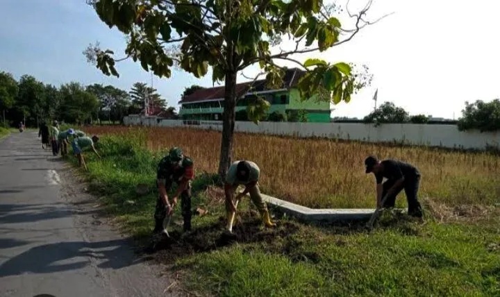 Babinsa Koramil 2212/Tegalbuleud Bersama Warga Laksanakan Karya Bakti Pembenahan Jalan Di Desa Bangbayang